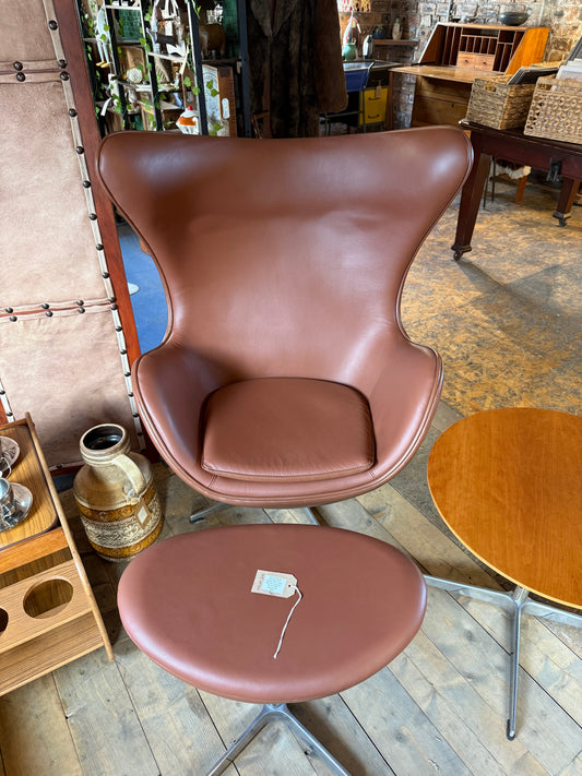 Arne Jacobsen - "The Egg Chair" (1958) with Matching Footstool and Side Table