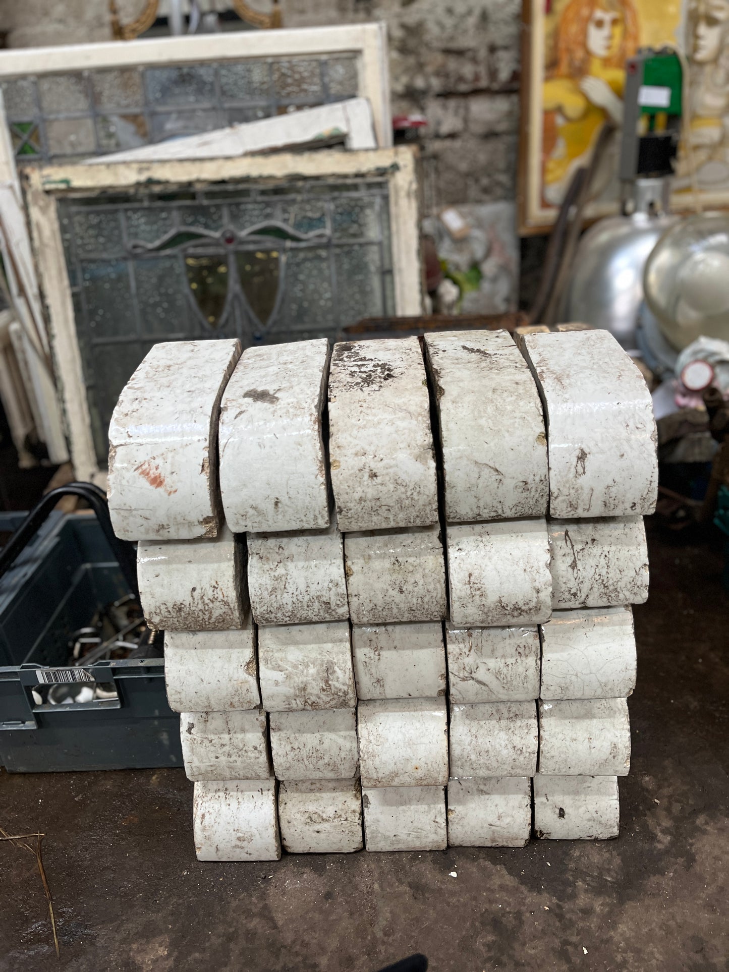 Kilmarnock Round White-Glazed Bull nose bricks